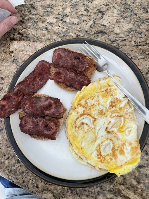 Morning breakfast fresh eggs and turkey bacon. 🤤 https://t.co/RgkxdyhF21