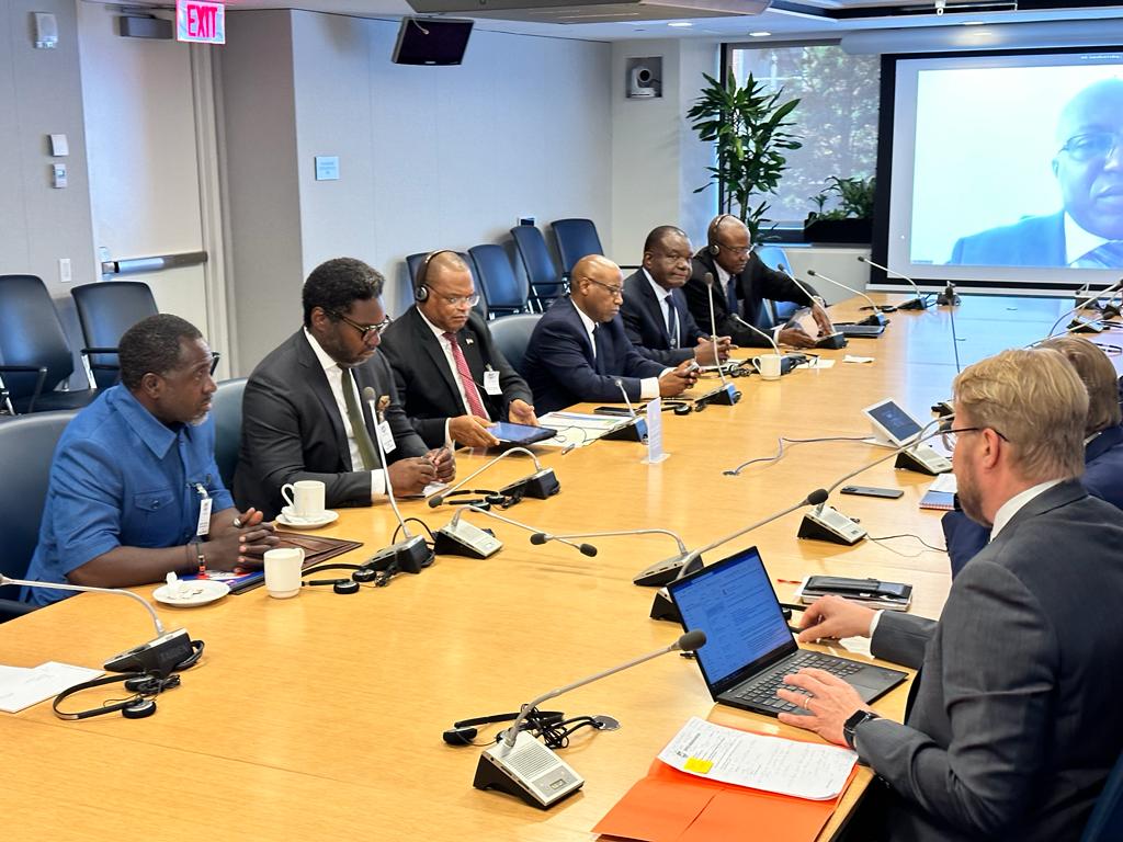 fortunatoofa's tweet photo. Con el Director Gerente Adjunto del #FMI el señor BO LI, hemos analizado las reformas implementadas por el Gobierno de #GuineaEcuatorial así como las perspectivas a corto y mediano plazo de nuestra economía,  en aras de articular una cooperación sólida y adaptada. https://t.co/z9hNDbK2AI