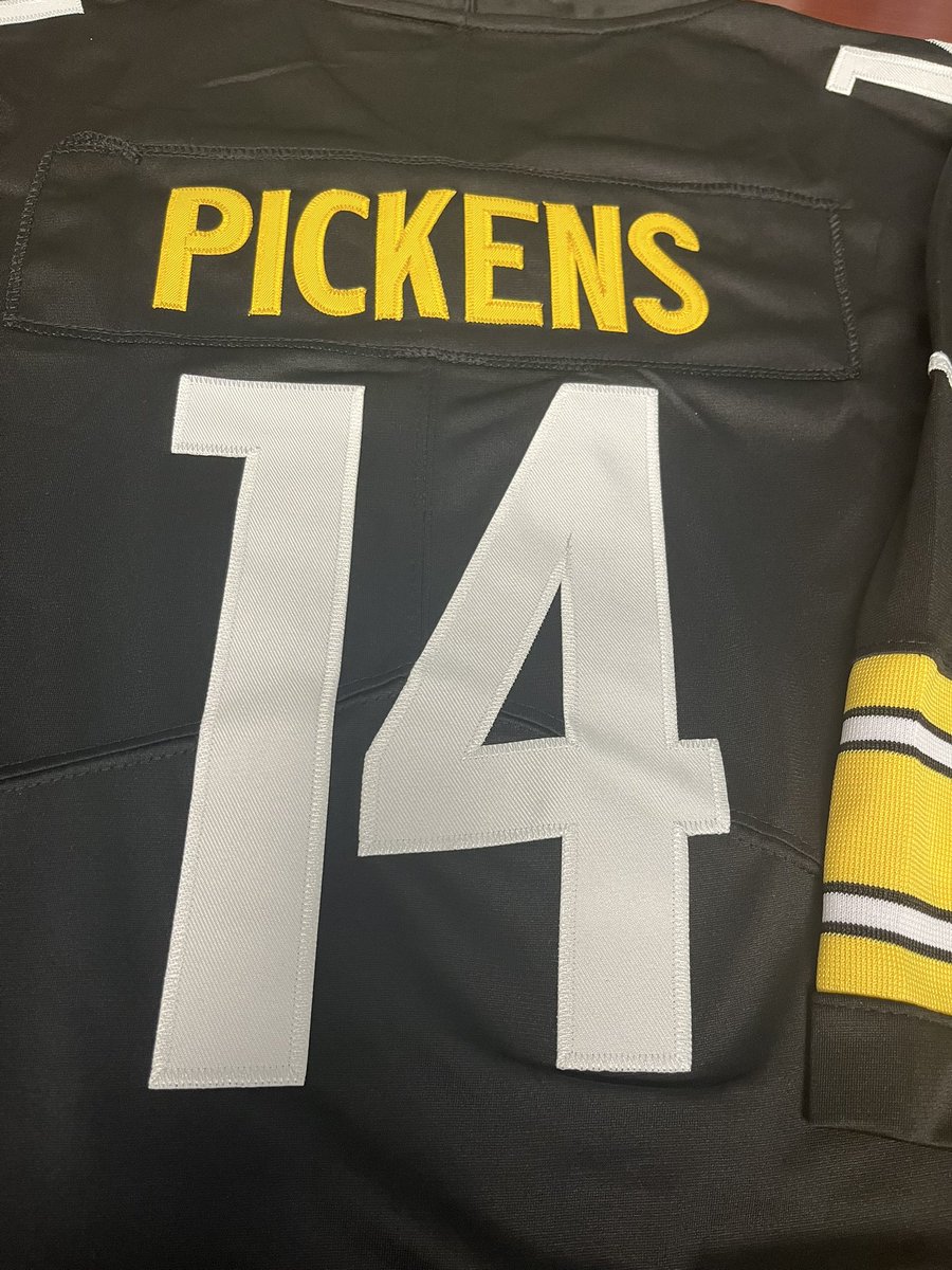 🚨 MASSIVE GIVEAWAY 🚨 We’re partnering with @PghSprtsJerseys to giveaway this Nike George Pickens home jersey ‼️ To enter this giveaway: 1. You MUST be following myself & @PghSprtsJerseys 2. Like/RT this tweet 3. Comment your Steelers record prediction We’ll pick a…