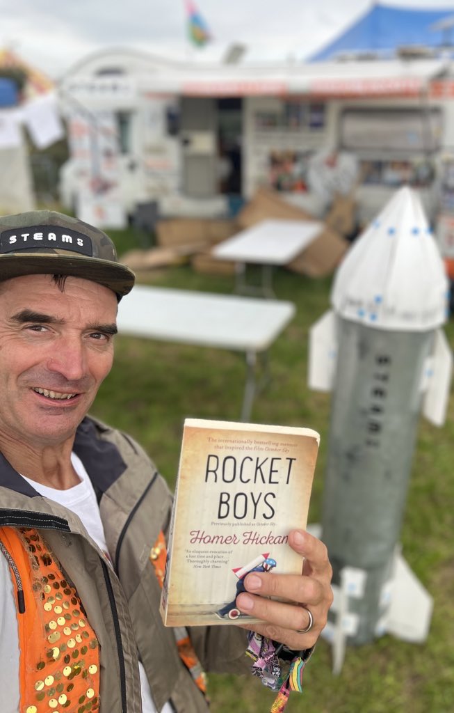 ST3AMCo's tweet photo. @realhomerhickam @mlittle101 @NickCorston @Skentelbery @BBCCornwall @chrisdysonHT @johnjackson1066 @ClaireLYoung @drewpovey @MattBrittin @grahamandre @ottleyoconnor @nickowentv @cj_dinenage NO ONE EVER…
Summed up #RocketBoys, and indeed any good book, better than Miss Riley, Homer’s teacher and Dr Von Braun
That’s the #ArtOfBooks and how #ArtConnects ❤️👨👩👧👦🚀
Inspiration for our #RocketKids23 Tour this Autumn of UK schools
BOOK HERE: https://t.co/EO3VYN7LN5 https://t.co/VbbsssFqKq