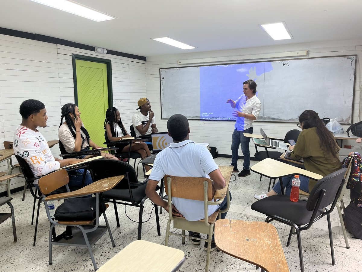 fondopazco's tweet image. Construir #EducaciónParaLaPaz 🕊️requiere de la creatividad y potencia que ha caracterizado al movimiento estudiantil siempre.

#Hoy nos encontramos con líderes y lideresas estudiantiles de la @Udenar de Tumaco para seguir rodeando la apertura de la sede Mar Agrícola.

¡Avanzamos!