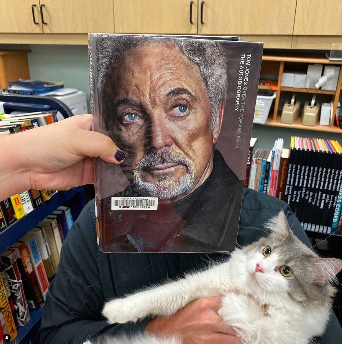 Embracing the weekend with a purr-fect book companion! 😺📚 #BookFaceFriday  

📸 @bookfacemagazine