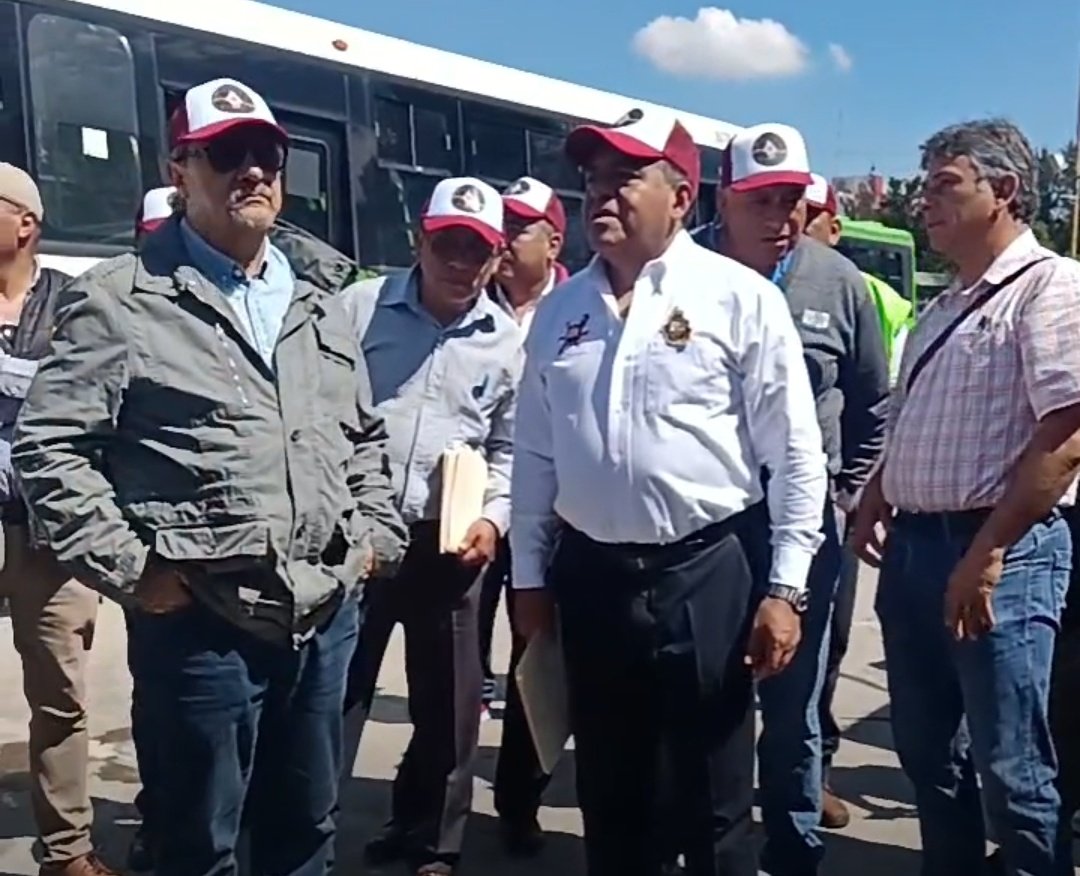 sttpcdmx's tweet photo. El JdeG @martibatres cumpliendo con l@s trabajador@sde @CSSTTPDF
El Srio de gob @RicardoRuizSua2 visitó instalaciones del modulo 4 alfa y minas de @RTP_CiudadDeMex para corroborar las deplorables condiciones de instalaciones y parque vehicular, @HMBM_16 detalla la situación https://t.co/PvLwDn9rQZ