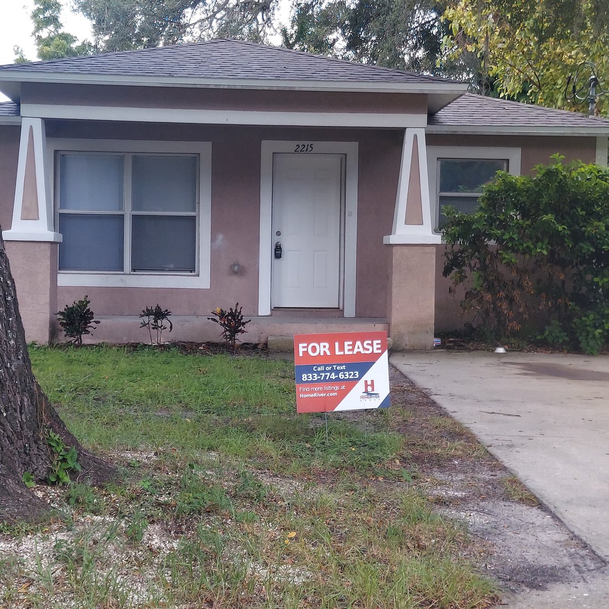 PhotographyTetr's tweet photo. 1215 sq. $2285.00 a month for this. Rip off!!!.  #DeSantis didn't put a cap on these landlords for rent. This is ridiculous #gethimoutofoffice. https://t.co/zziw83lu2c