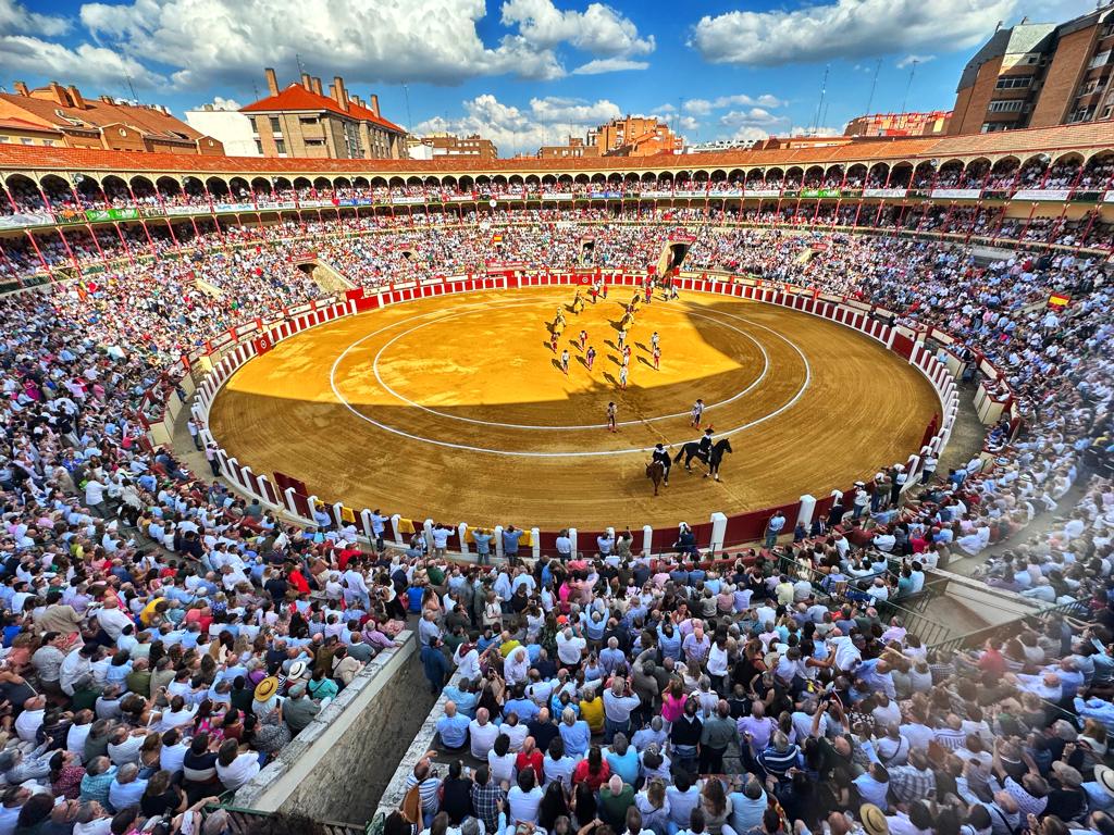 Óscar, ese tweet además de oportunista intenta dañar la imagen de una empresa privada que genera empleo y riqueza a nuestra ciudad. Esto no es cuestión de gustos, es cuestión de respeto. Y por cierto 𝗵𝗼𝘆 𝗵𝗮𝘀𝘁𝗮 𝗹𝗮 𝗯𝗮𝗻𝗱𝗲𝗿𝗮 😉 <a href="/oscar_puente_/">Óscar Puente</a>
x.com/oscar_puente_/…