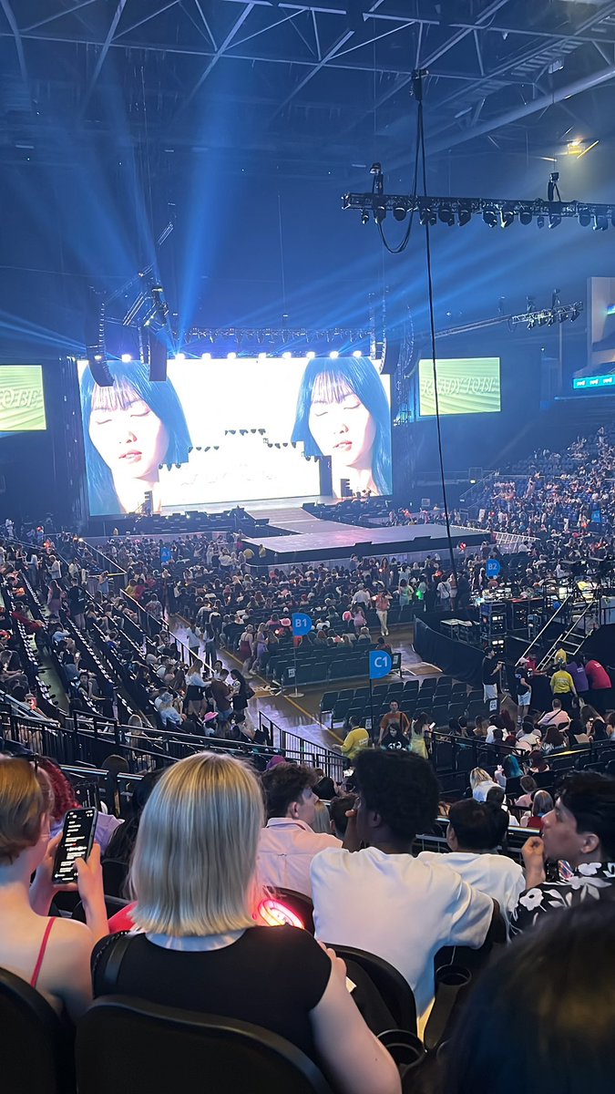 BAAAAAAAAANG #TWICE_5TH_WORLD_TOUR_IN_LONDON