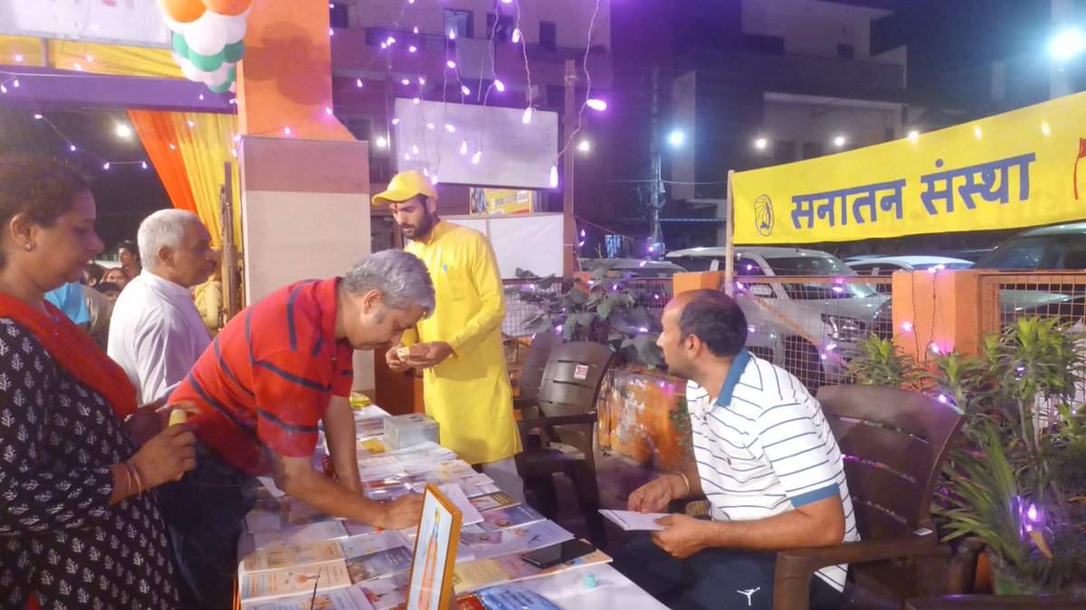 #कृष्ण #KrishnaJanmashtami2023 
By immense Grace of Bhagwan Krishna ji, we could do Dharma prasar in Faridabad, by putting up book stalls @ different temples in #Faridabad during #JanmashtamiCelebration
Seekers of @SanatanSanstha did seva of making ppl aware on #Spiritualpractice