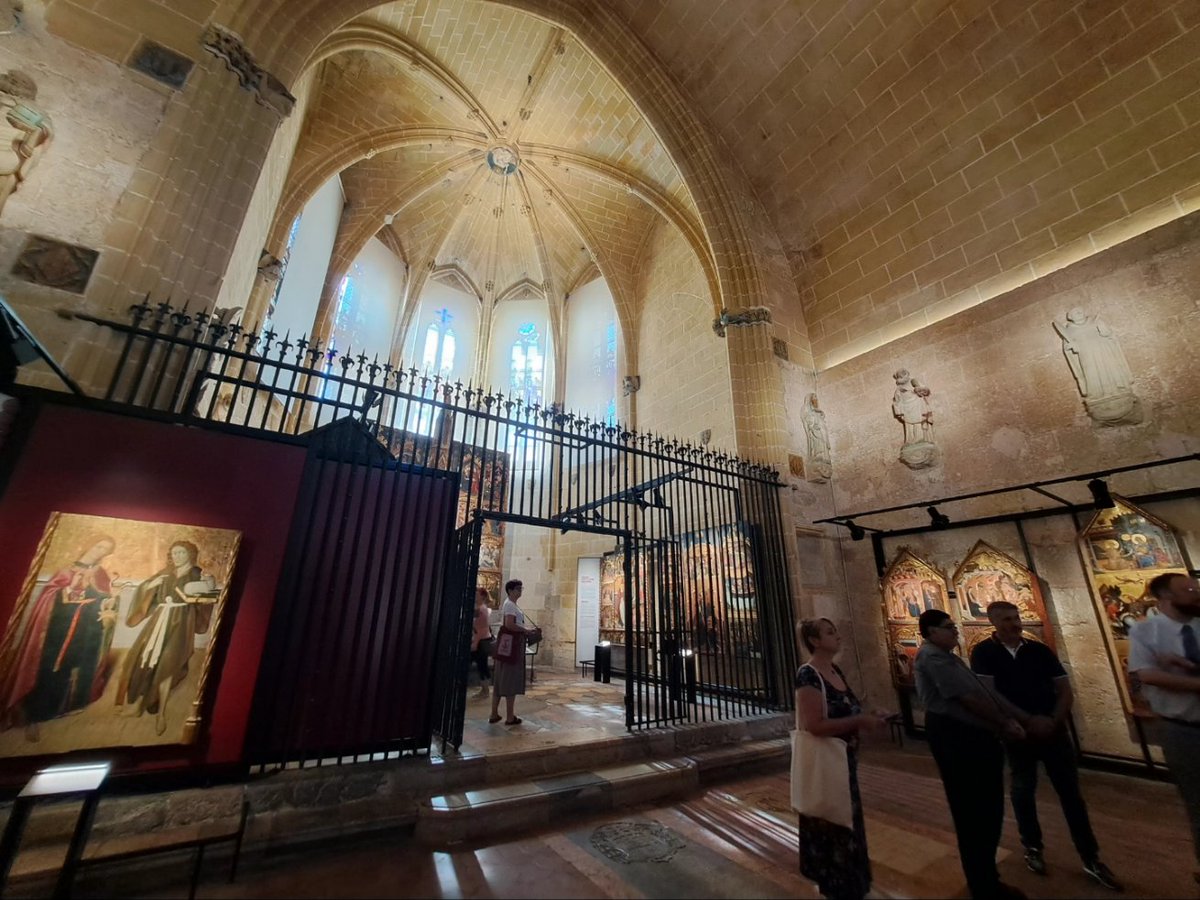 CatedralTGN's tweet photo. L'arquebisbe Joan Planellas ha presidit aquest matí, en la capella del Santíssim, l'acte d'inauguració de la reforma de la capella del Corpus Christi.

#catedraldetarragona #catedral #cathedral #tarragona #catalunya #cataluña #esglesia #iglesia #church https://t.co/vDtWCXS0O0