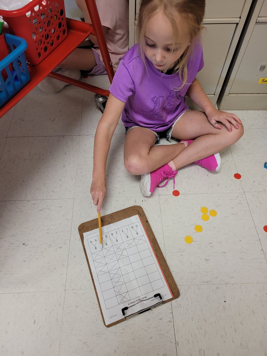 smith1st's tweet image. Shake those disks! We can make 8 in different ways! #mvesgainesville #firstgraderocks #EurekaMath