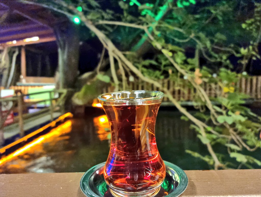 Bir çay içelim hallederiz.