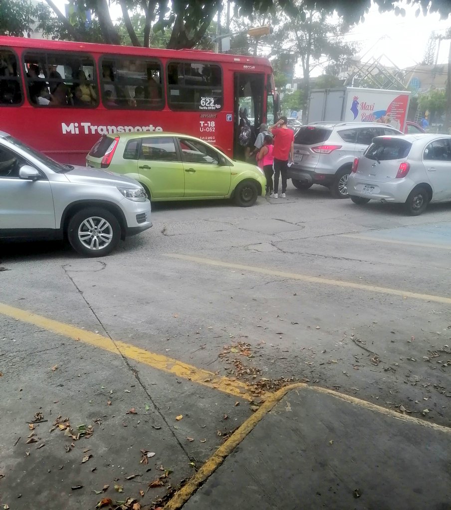GdlYaya's tweet photo. Camión de la ruta 622 subiendo y bajando gente en carril central de la avenida Providencia, @JaliscoVial @TransporteJal un riesgo para los personas. @Trafico_ZMG. https://t.co/fwI2YK75xZ