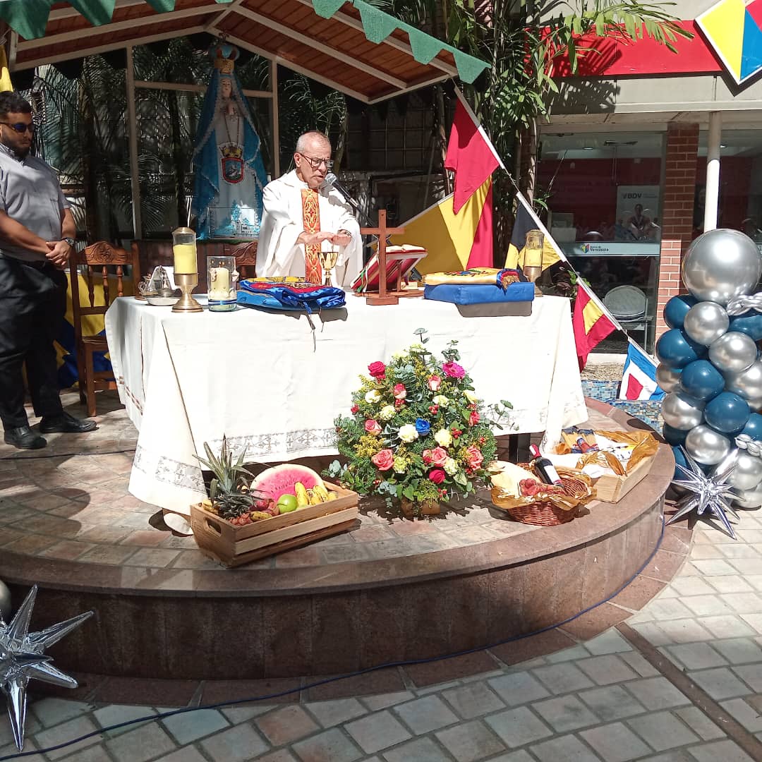 secomjem's tweet photo. #8SEP| Cumpliendo instrucciones del Alm @NeilVillanvs, en la Plaza 24JUL de la CGAB se efectuó misa de acción de gracia en honor a la Virgen del Valle, patrona de nuestra @ArmadaFANBVzla, en el marco de sus 112° Años de Coronación Canónica.
#SomosBicentenario https://t.co/Byhuhb6VBg