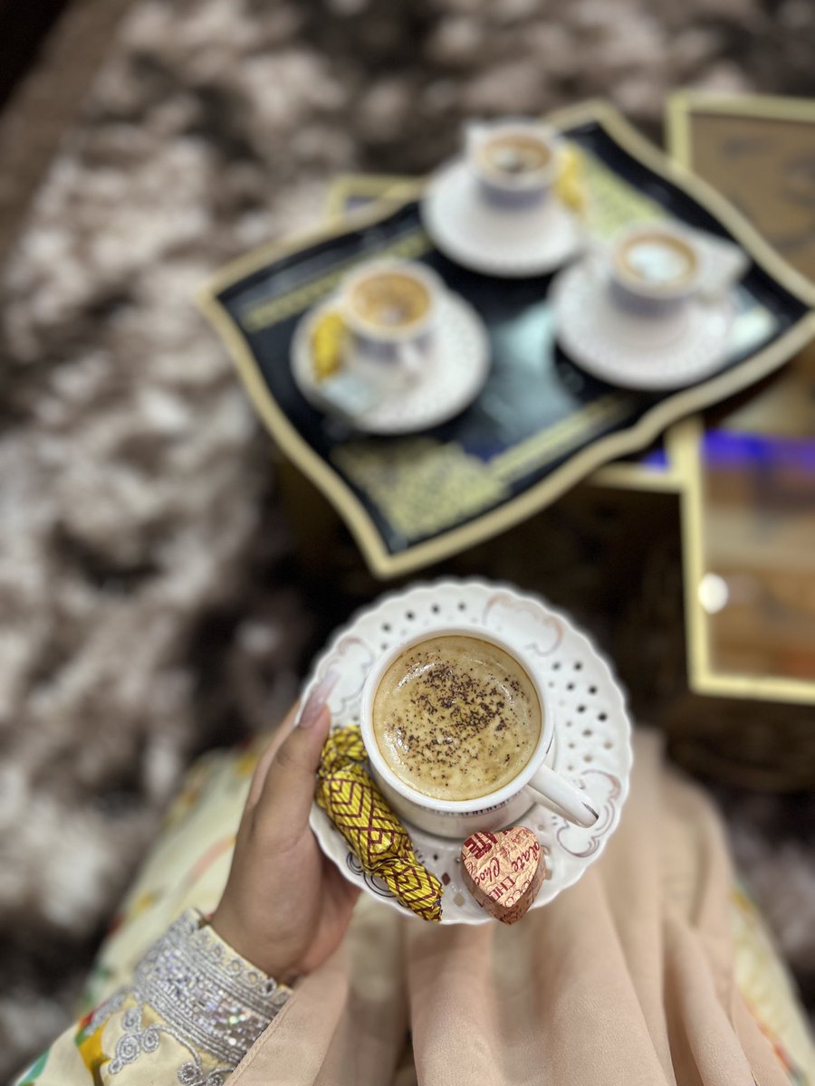 حاول يكون لذاتك بنظرتك صيـت 
لأن الثقه بالنفس فضل و فضيلـه

و إطلع من الدنيا ولك بالعُـلا بيت 
بالوجه الأبيض و الصفات النبيله…