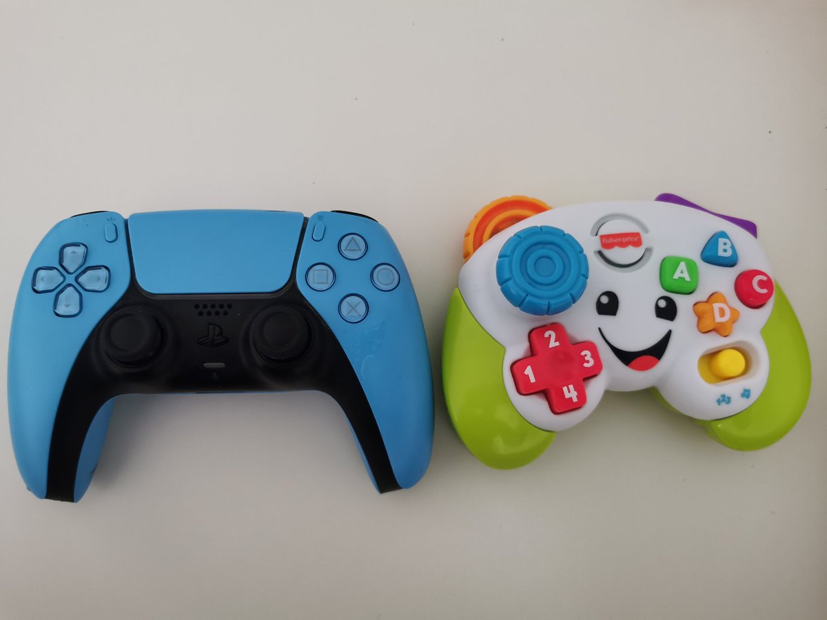 La manette de mon fils est plus stylée 😂
#gaming