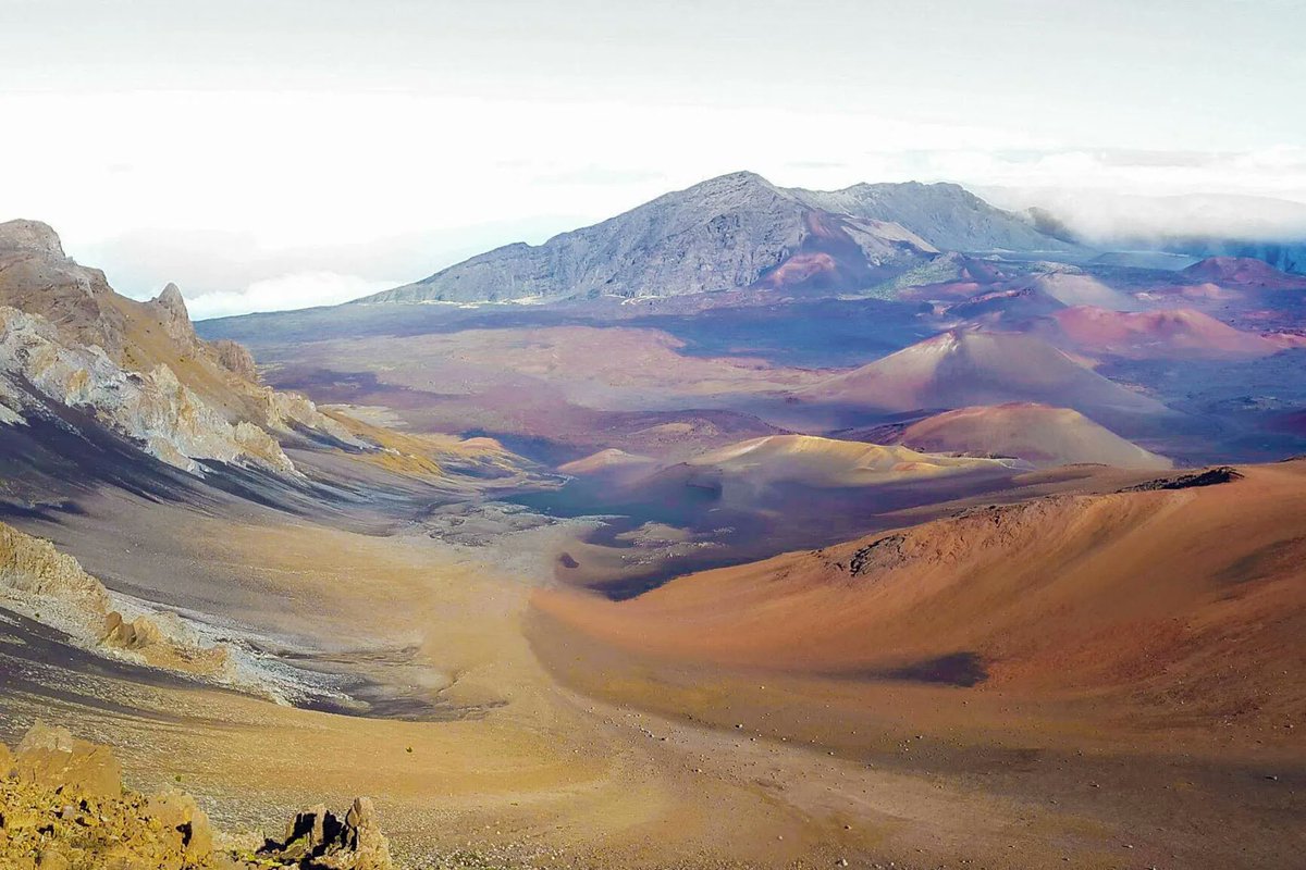 An undulating valley sculpted by fire and time

#hawaii #maui #volcano #volcanoes #Haleakalā #volcanophotography #valley #mountains #landscape #landscapephotography #naturephotography #foto #photography #natgeo #earth_shotz #discoverearth #wild #wildphotography #phonephotography