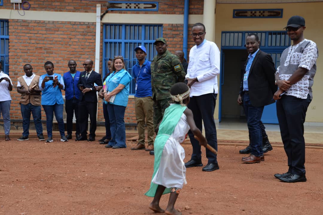 KireheDistrict's tweet photo. Uyu munsi Ministiri wa @RwandaEmegency Hon. Maj.Gen (Rtd) Albert MURASIRA yasuye inkambi ya Mahama mu rwego rwo kureba imikorere y'inkambi ari kumwe n'umuyobozi w'Akarere @rangira akaba yasuye na Bukora TVET yubatwe binyuze mu mushinga "Jya Mbere" uteza imbere impunzi n'abahatuye https://t.co/ruwr5VcfhV