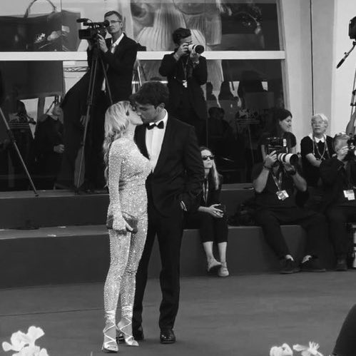 vaiinfiga's tweet photo. Io non sono una Eterna Romantica… Ma l’Amore Me Lo Immagino Così 🤍
#ORIELEXVENEZIA80 https://t.co/KwaWsrzaWf
