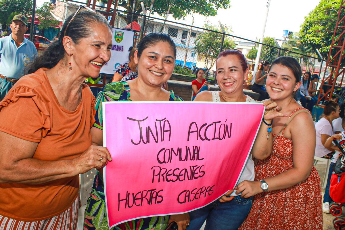 CORMACARENA's tweet photo. Entregamos 94 kits de huertas caseras a mujeres de la comuna 4, en Villavicencio, para incentivar el cultivo de alimentos frescos y naturales. 🍅🥦🥑
Con estas herramientas, mejoramos su salud y fortalecemos la seguridad alimentaria en el Meta.
#Somosvida #SomosMeta https://t.co/DogwAxiMyp