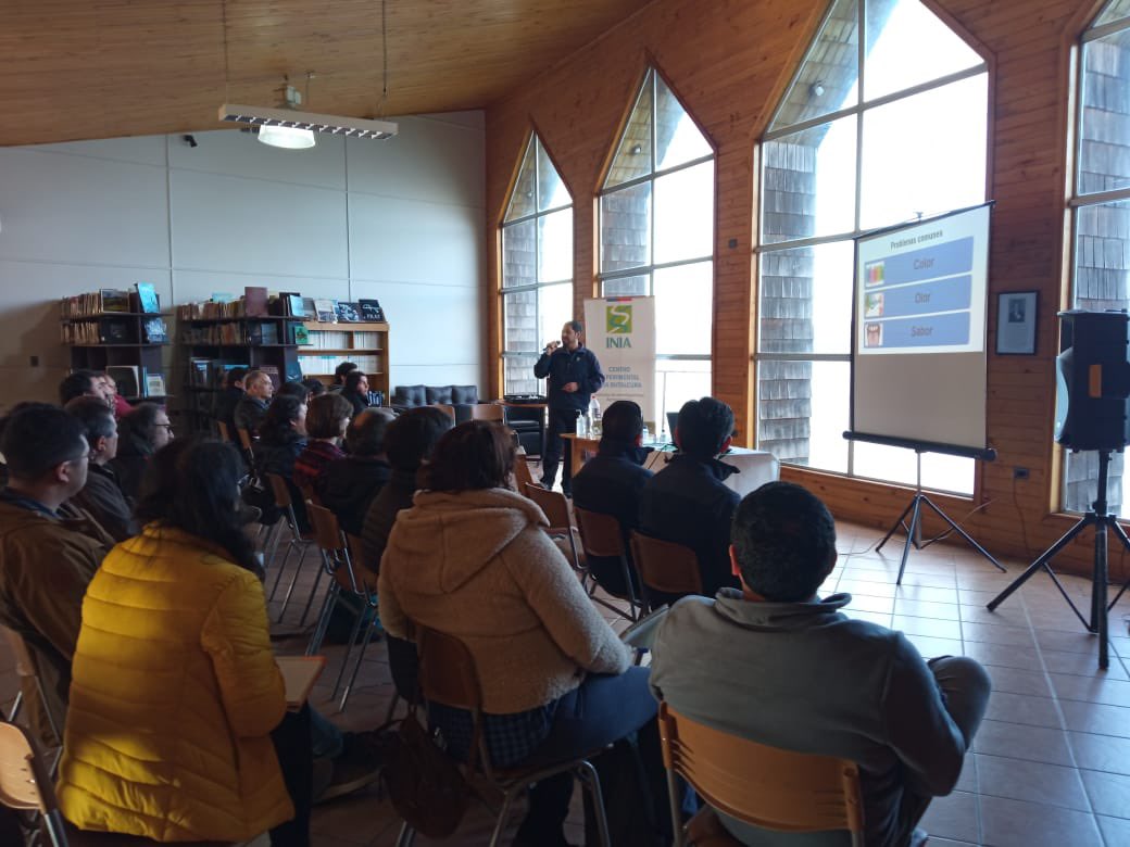 INIA_Chiloe's tweet photo. Ayer, se sostuvo el primer módulo del curso de “Gestión Hídrica para la Provincia de Chiloé”, dirigido a asesor@s técnicos 👨🏽‍💻👩🏽‍💻👨🏽‍🌾👩🏼‍🌾 del #Archipiélago. Gran interés y entusiasmo de parte del grupo de alumnas y alumnos. @iniachile @inia_remehue @IndapLosLagos @MinagriLosLagos https://t.co/BiRaaeJPHL