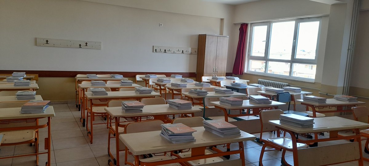 DidimValiler's tweet photo. Bakanlığımız tarafından ücretsiz olarak dağıtılan ders kitaplarımız sıraların üzerinde yerini aldı. @tcmeb @Aydin_MEM @AydinMemArge @ekicis20  @DidimMem @metelek https://t.co/4YPoSRWikL