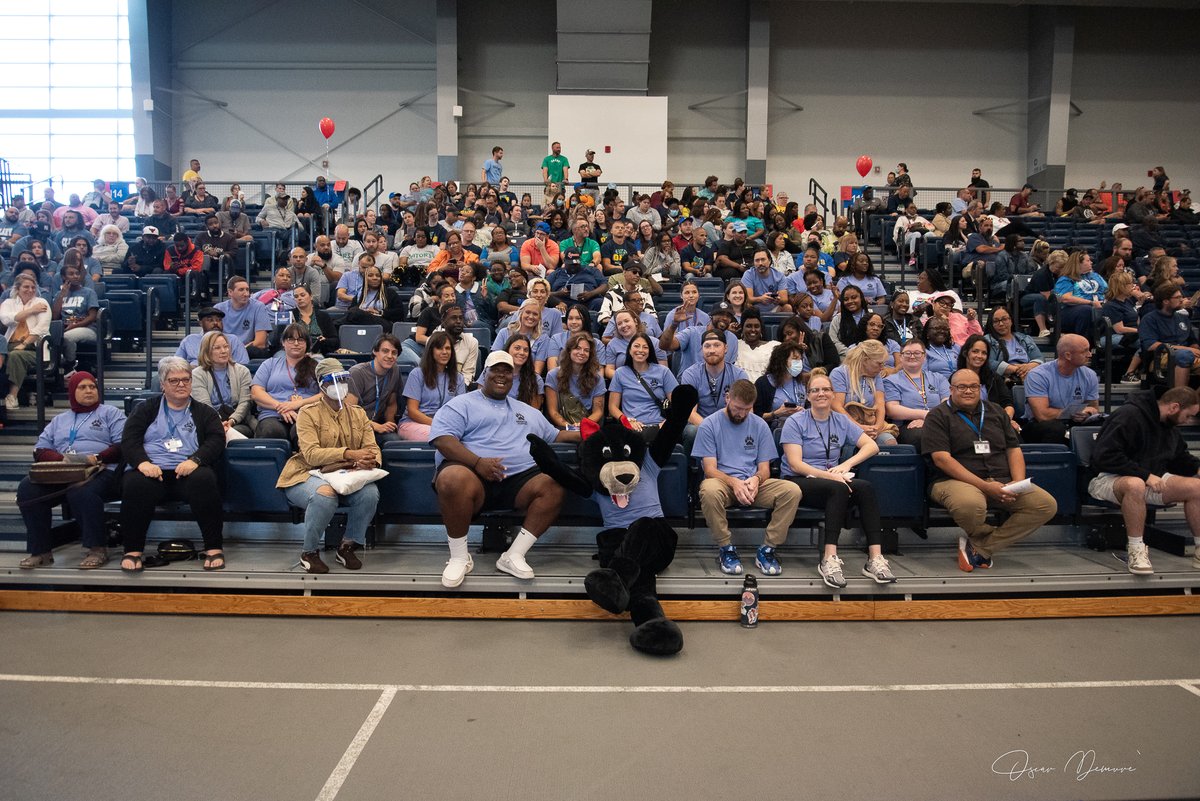 SyracuseSchools's tweet photo. To kick off the new school year, in late August, SCSD staff gathered at a Convocation to celebrate their #SCSDPride and renew their commitment to put Kids First, Period! 

Don't miss all our photos from the event: https://t.co/6DrHEPfAui https://t.co/MRHCtaSyto