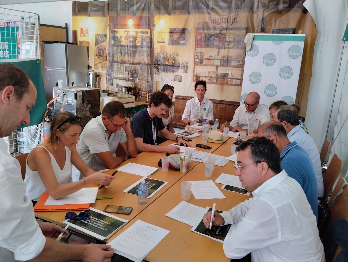 Alice_Dufosse's tweet photo. #Symbiose HDF c'est parti ! Un engagement fort de la profession agricole pour la #biodiversité  et la compensation #carbone 
 #terresdejim https://t.co/ZUXIfAUjdK