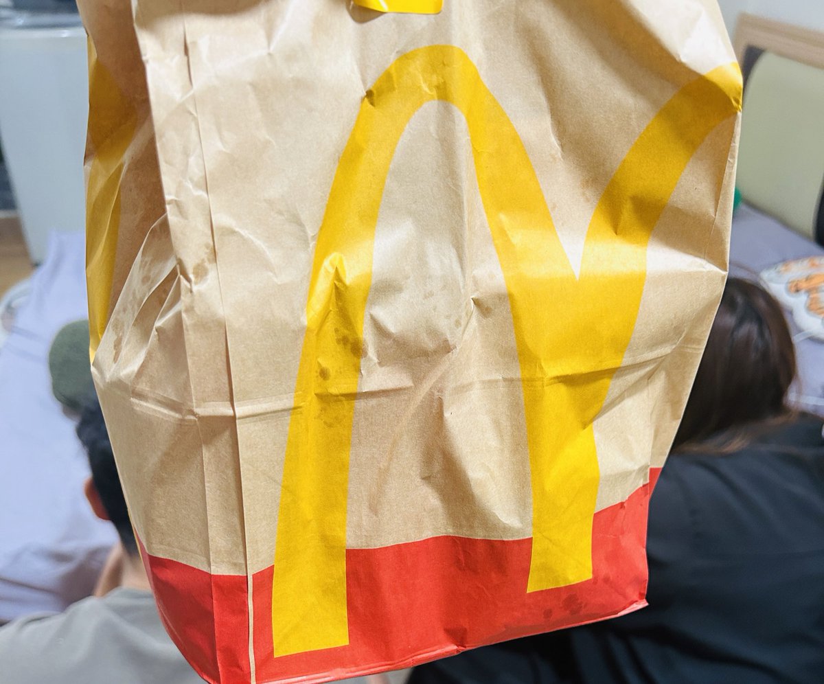 這兩人跑來我家打遊戲
然後我下樓幫他們拿外送💁🏻‍♀️

打傳說：
🙅🏻‍♀️你過來 趴下 
🙆🏻‍♂️我來了 我來了
<a href="/muhmuh0640/">木木 / MUHMUH</a> 
<a href="/888756_ju/">Juuuuuu</a> 

我還以為他們有姦情（？