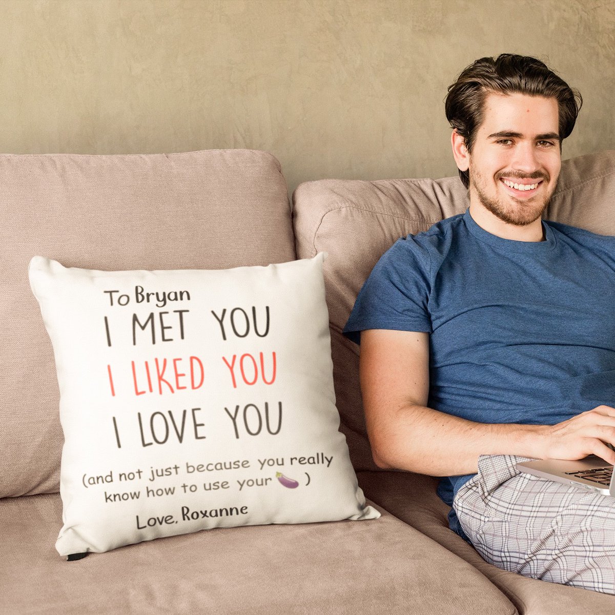 Our “I adore you” personalized pillow makes the perfect gift for your boyfriend or husband! 💕 Imagine his face when he sees it! 🤣🍆

#personalizedgifts #printamemory #custommade #customizedpillow #giftideas #gift #pillowart #pillowdesign #funnygift #bestgift