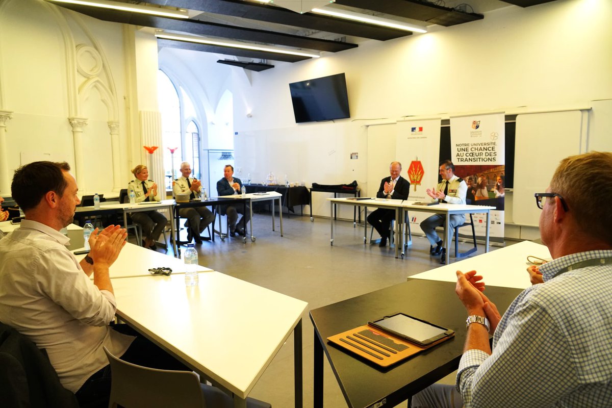 CommandementFOT's tweet image. Agir ensemble sur les questions relevant de la Défense et de l’enseignement supérieur ! C’est la volonté du #ComFT et du président-recteur de l’@UnivCatholille qui ont officialisé, avec la signature d’une lettre d’intention, ce nouveau partenariat.@ArmeeszoneNord @armeedeterre
