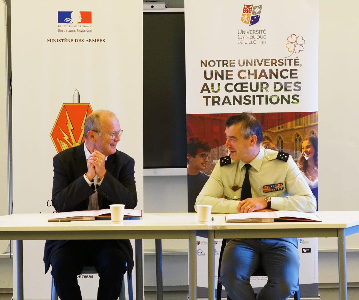 CommandementFOT's tweet image. Agir ensemble sur les questions relevant de la Défense et de l’enseignement supérieur ! C’est la volonté du #ComFT et du président-recteur de l’@UnivCatholille qui ont officialisé, avec la signature d’une lettre d’intention, ce nouveau partenariat.@ArmeeszoneNord @armeedeterre