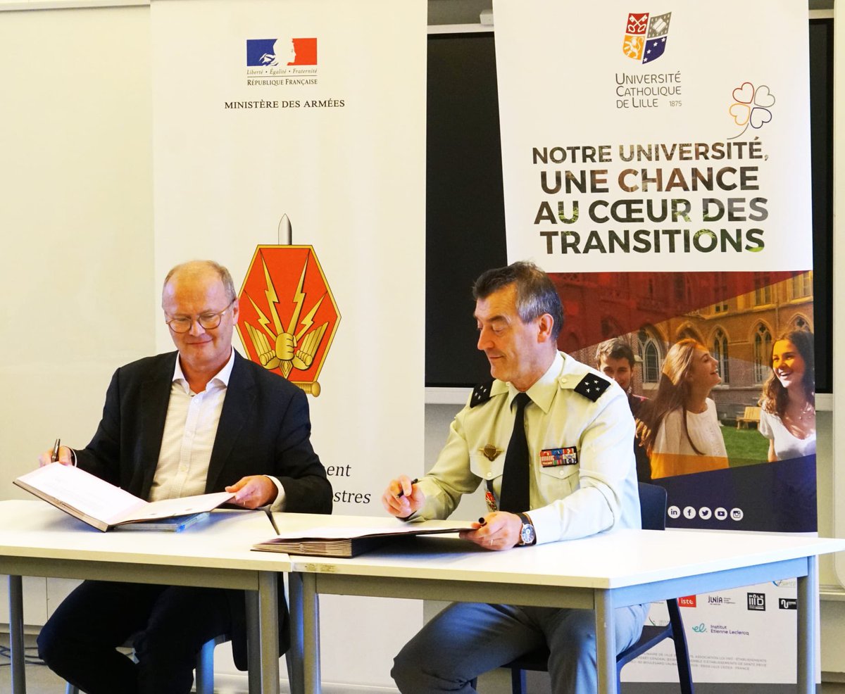 CommandementFOT's tweet image. Agir ensemble sur les questions relevant de la Défense et de l’enseignement supérieur ! C’est la volonté du #ComFT et du président-recteur de l’@UnivCatholille qui ont officialisé, avec la signature d’une lettre d’intention, ce nouveau partenariat.@ArmeeszoneNord @armeedeterre