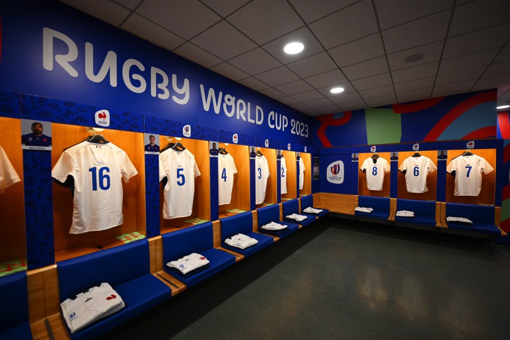 FranceRugby's tweet photo. 🇫🇷⬜️ Ce soir, nous jouerons avec notre 𝐦𝐚𝐢𝐥𝐥𝐨𝐭 𝐛𝐥𝐚𝐧𝐜 !

Le vestiaire est en place pour ce premier match de Coupe du Monde ! 🤩

#UnisPourUnRêve #XVdeFrance #RWC2023 #FRAvNZL https://t.co/VopF3ob4EA