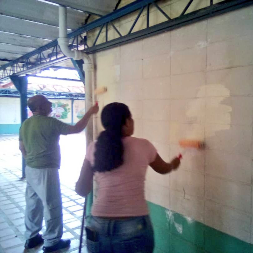CDCEAragua's tweet photo. #8Sept 
¡Bricomiles En Acción!

Bricomiles U.E.N.B Santas Cruz del Municipio Lamas activos pintando la institución educativa.
#MaduroEsProteccionSocial 
@NicolasMaduro
@_LaAvanzadora
@MPPEDUCACION 
@PiedadQuintana1 
@Soykarinacarpio https://t.co/9mMSrcnmi9
