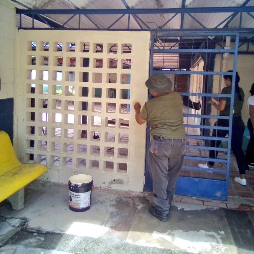 CDCEAragua's tweet photo. #8Sept 
¡Bricomiles En Acción!

Bricomiles U.E.N.B Santas Cruz del Municipio Lamas activos pintando la institución educativa.
#MaduroEsProteccionSocial 
@NicolasMaduro
@_LaAvanzadora
@MPPEDUCACION 
@PiedadQuintana1 
@Soykarinacarpio https://t.co/9mMSrcnmi9