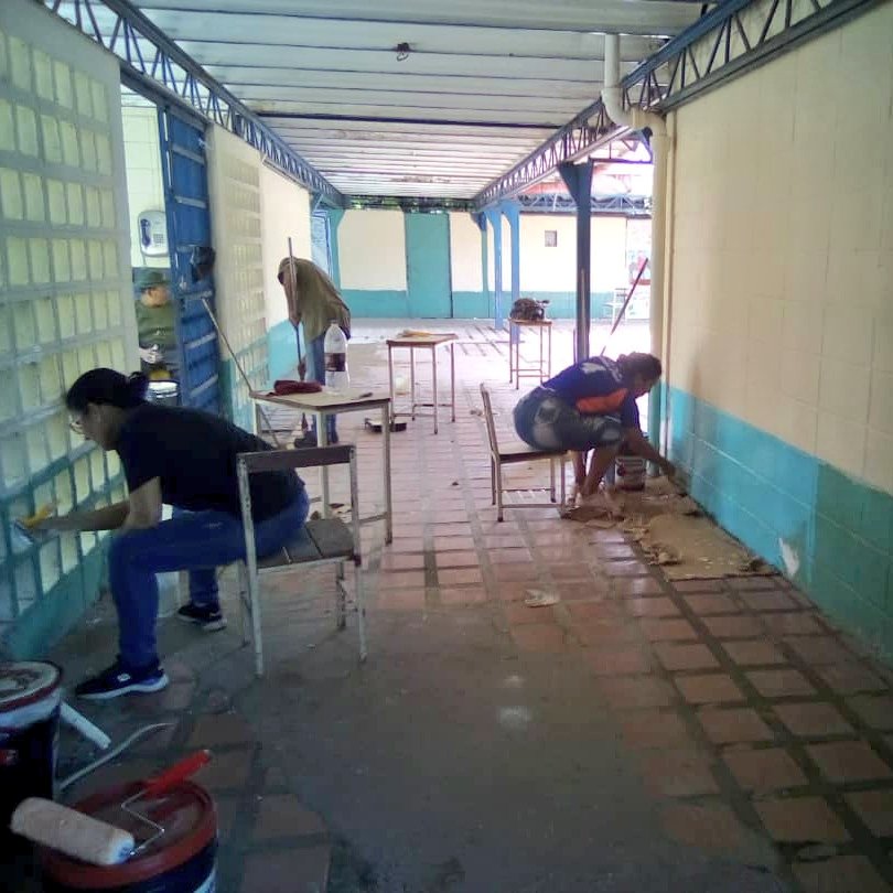 #8Sept 
¡Bricomiles En Acción!

Bricomiles U.E.N.B Santas Cruz del Municipio Lamas activos pintando la institución educativa.
#MaduroEsProteccionSocial 
<a href="/NicolasMaduro/">Nicolás Maduro</a>
<a href="/_LaAvanzadora/">Yelitze Santaella</a>
@MPPEDUCACION 
@PiedadQuintana1 
<a href="/Soykarinacarpio/">Karina Carpio</a>