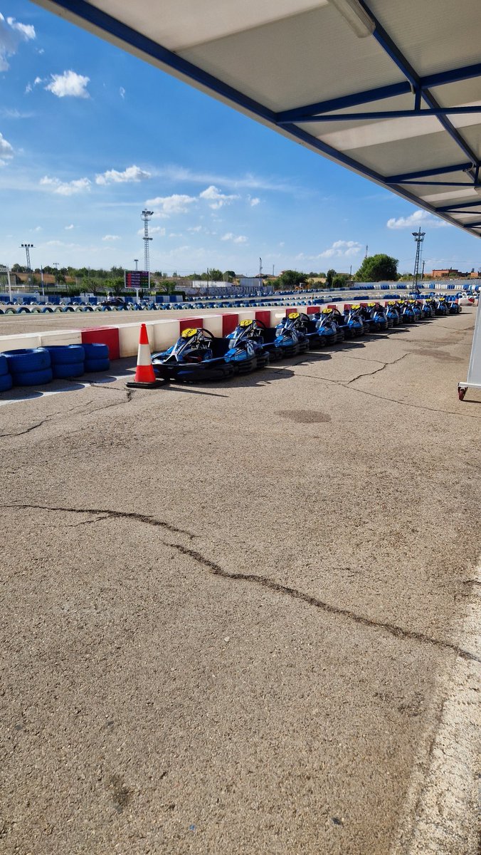 onlydieks's tweet photo. Un viernes diferente, con buena gente del mundo del #motorsport y una buena dosis de #karting. A dejar en buen lugar el nombre de @WKartingS en los #TestLegales de @GPPiston https://t.co/fUBAHK5deQ