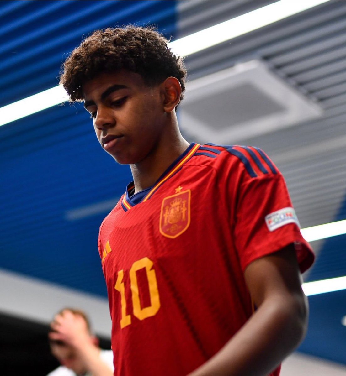 LAMINE YAMAL BUTEUR AVEC LA ROJA !!! ⚽️🇪🇸

À 16 ans, il devient le plus jeune joueur à porter le maillot de la sélection espagnole… et à marquer ! 👏