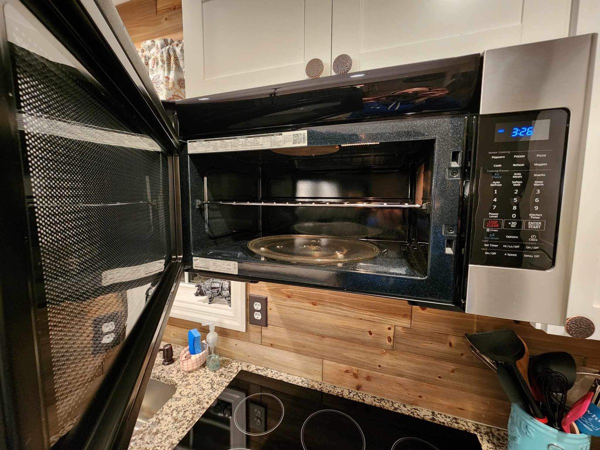 ScrantonCleaner's tweet image. 🧽You can rest assured that your appliances will receive TLC from Scranton Cleaners!🚰

🔎Our team doesn’t skip over the small things other cleaners typically do. Attention to detail is who we are!🥽

📩 DM us now to schedule your FREE personalized consultation and quote! ✉️