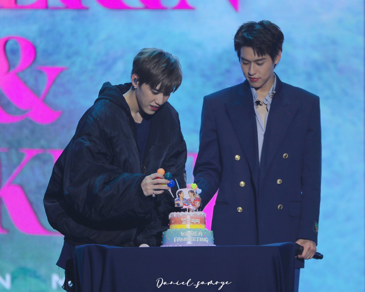 Daniel_samoye's tweet photo. 230908 BKPP SEOUL FANMEETING

Cake 🎂 with a naughty puppy

#BKPP_AsiaFM_SEOUL
#BKPP_AsiaFanMeeting2023
#PPKritt #Bbillkin https://t.co/D4djI9gRty