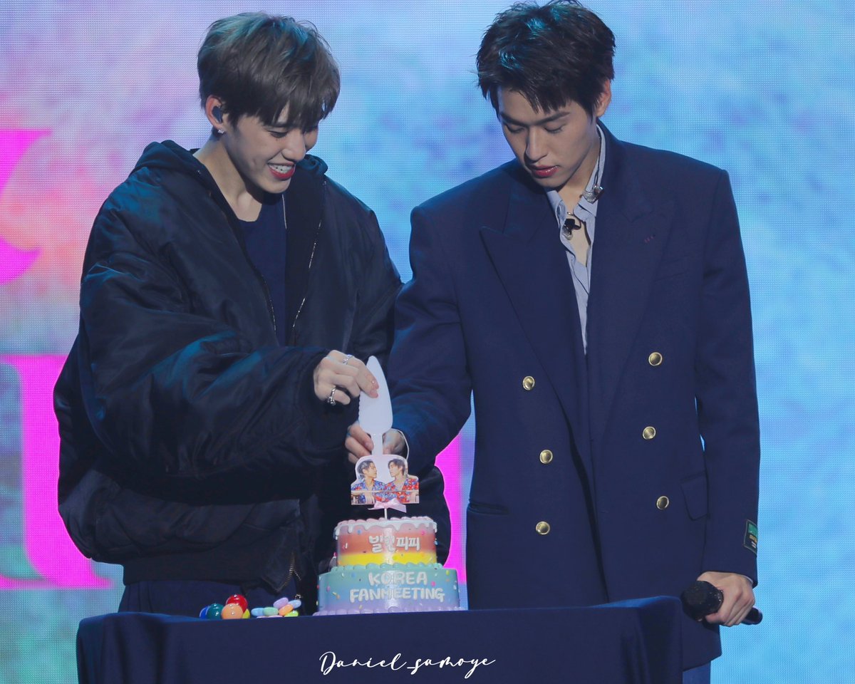 Daniel_samoye's tweet photo. 230908 BKPP SEOUL FANMEETING

Cake 🎂 with a naughty puppy

#BKPP_AsiaFM_SEOUL
#BKPP_AsiaFanMeeting2023
#PPKritt #Bbillkin https://t.co/D4djI9gRty