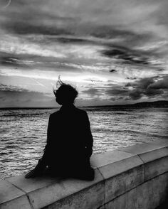 literlandweb1's tweet image. "Todos nacemos felices. Por el camino se nos ensucia la vida, pero podemos limpiarla. La felicidad no es exuberante ni bulliciosa, como el placer o la alegría. Es silenciosa, tranquila, suave, es un estado interno de satisfacción que empieza por amarse a sí mismo".
"El amante…