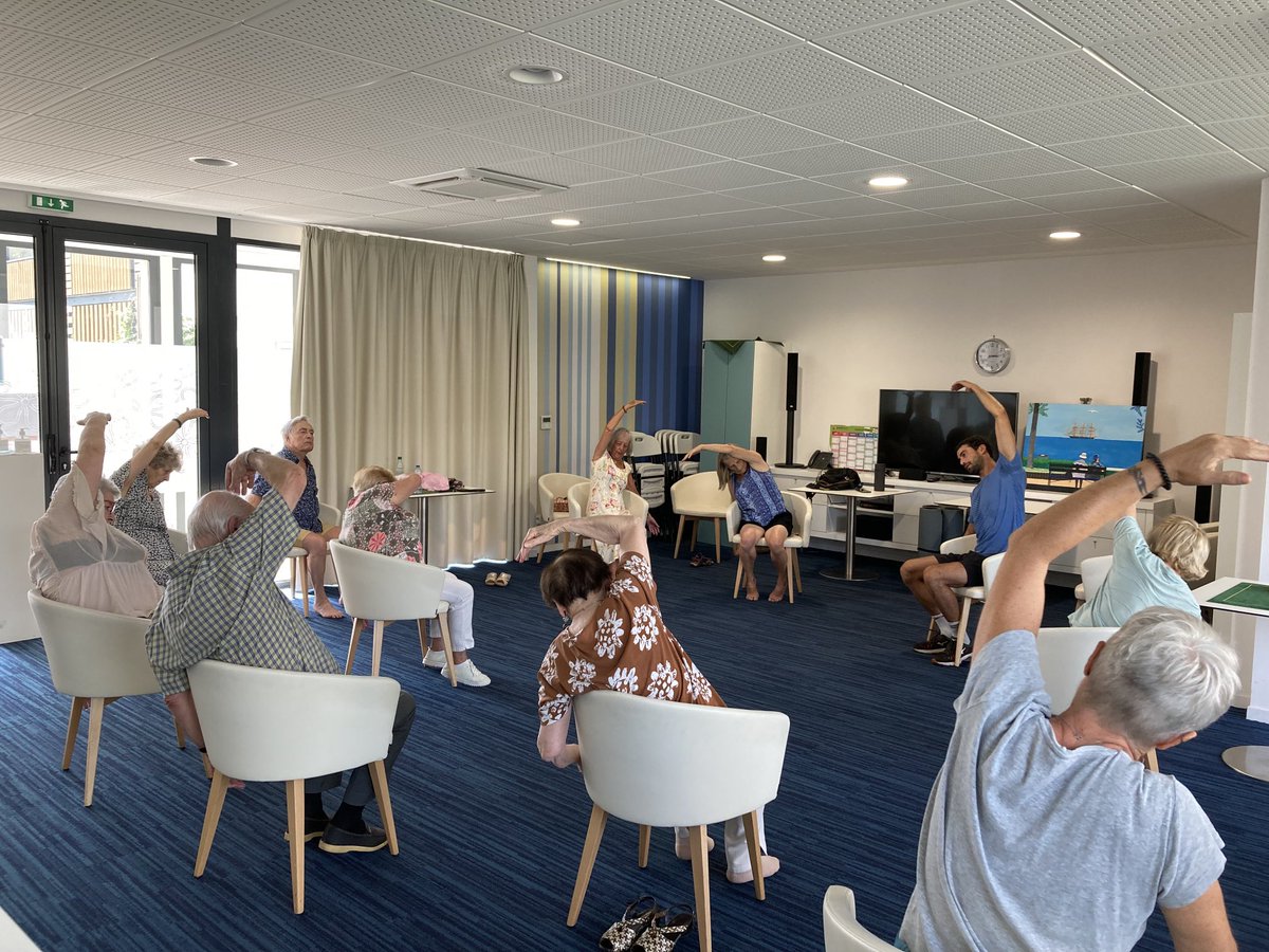 Seniorialesbru1's tweet photo. Pas de rugby à Bruges😜 mais en mode sportif quand même 😍 Atelier #fitzen #gym douce avec Arthur #etnousalors https://t.co/l27jArtjNH