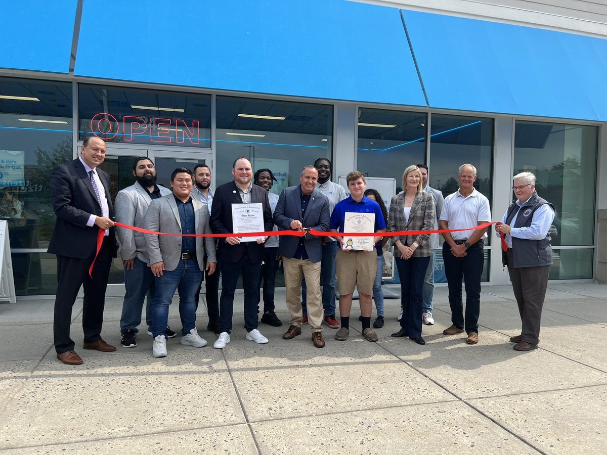 Nothing turns a Friday into a Fri-Yay quite like a ribbon cutting! Congratulations to our Hudson, MA Store and thank you to the Assabet Valley Chamber of Commerce for joining in the festivities! @wainrt @JP_Shanahan_ @Sam_Huang13 @pnixnix @emilywiper