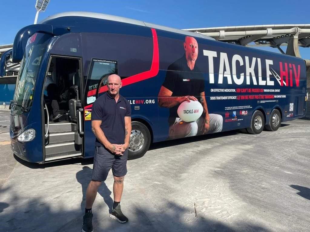 À l’occasion de la Coupe du Monde de Rugby 2023 (@france2023), AIDES a le plaisir de s’associer à la campagne itinérante de sensibilisation au #VIH (@TackleHIV), dont le bus emblématique (@gareththomas14 👀) s’arrêtera dans plusieurs villes de France en septembre 🏉