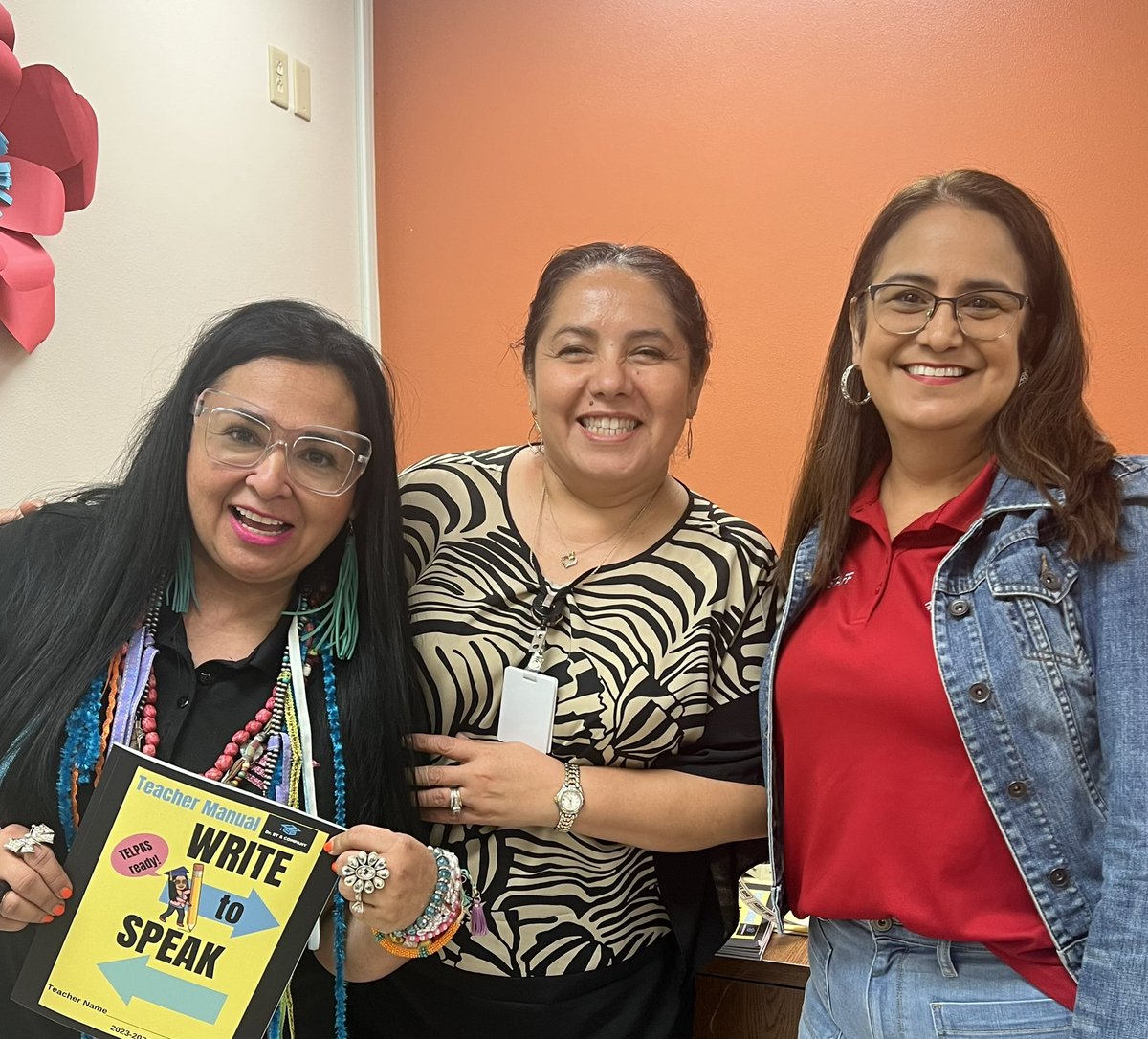 A great session so far! Supporting our students through Write to Speak with <a href="/DrETontheBorder/">Dr. ET</a> <a href="/HCISDMultiLang/">Norma G. Garcia</a>