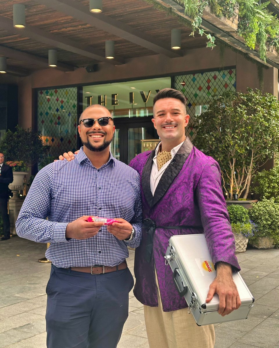 “Shoulders back, Smash it!” 💥

Great to meet the hilarious @TroyHawke from the #GreetersGuild.

Do ignore my Sunglasses being slightly wonky… 🕶️😂 

What would #JanMolby say? 👀

#NextLevel #TroyHawke #TikTok #Comedian #Compliments #Spinningfields #Manchester #HappyFriday