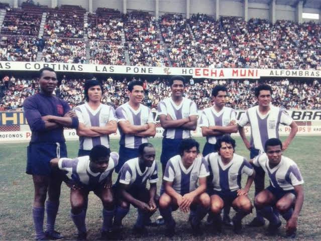 Republica_AL's tweet photo. @JohnDarkFoX @ClubALoficial Las camisetas moradas desde 1971 han sido siempre iguales a la primera equipación, pero en color morado. La costumbre de cambiar el modelo se ha dado recién en los últimos 8 años. https://t.co/phfcmks2Q6