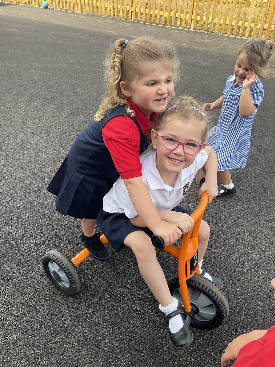 CowbridgeLS's tweet image. What a fabulous first week we have had! Having so much fun in the sun, exploring our new yard and all our brand new equipment! Lots of happy, smiling faces and making new friends! ☀️🕶🔆🛴
#funoutdoors #makingnewfriends @CowbridgeCS