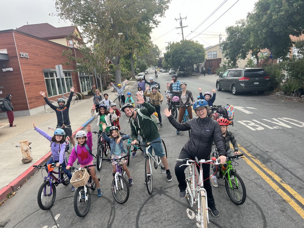 Hublovin's tweet photo. Look at this beautiful #BikeBus in Berkeley! Organized by @glasser and @juliamosswrites https://t.co/HJXepH9R7S