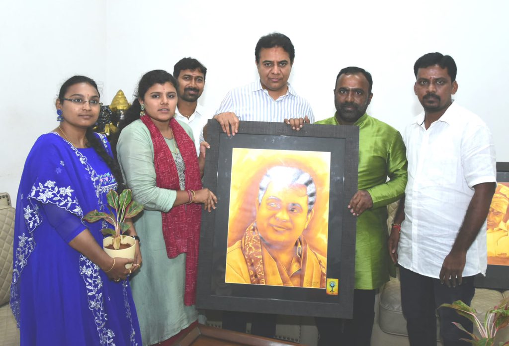 BRSParty_News's tweet photo. సీఎం కేసీఆర్ గారి పట్ల అభిమానం చాటుకున్న ఆంధ్రప్రదేశ్ కు చెందిన పెయింటింగ్ ఆర్టిస్ట్ రామాంజనేయ రెడ్డి

కేసీఆర్, కేటీఆర్ గారి ఫోటోలతో ప్రొద్దుటూరు నుంచి ఏడు రోజుల పాటు సైకిల్ యాత్ర
 
శుక్రవారం ప్రగతి భవన్‌కు వచ్చిన ఆర్టిస్ట్ బృందాన్ని సాదరంగా ఆహ్వానించిన మంత్రి శ్రీ  @KTRBRS https://t.co/aIRffb3Q46